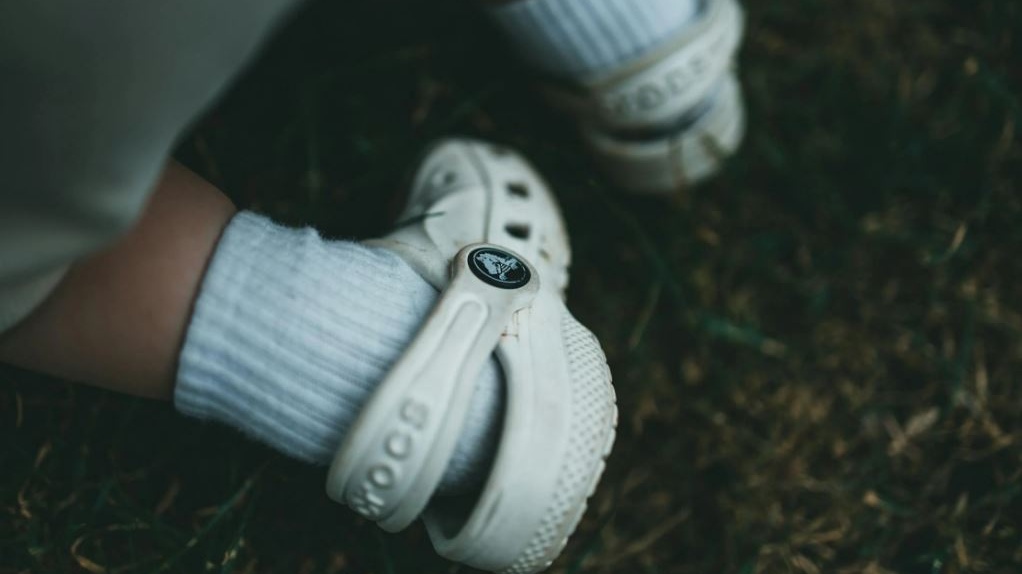 Cambiano le mode: crollano le vendite delle Crocs negli Stati Uniti, a picco il titolo