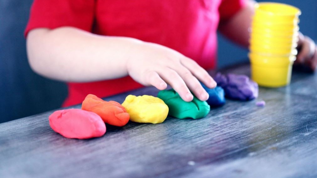 Plastilina, da invenzione chimica a icona creativa: il materiale che ha cambiato il gioco