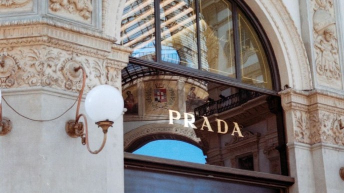 Prada Primavera Estate 2026, quando la moda smonta il potere delle immagini