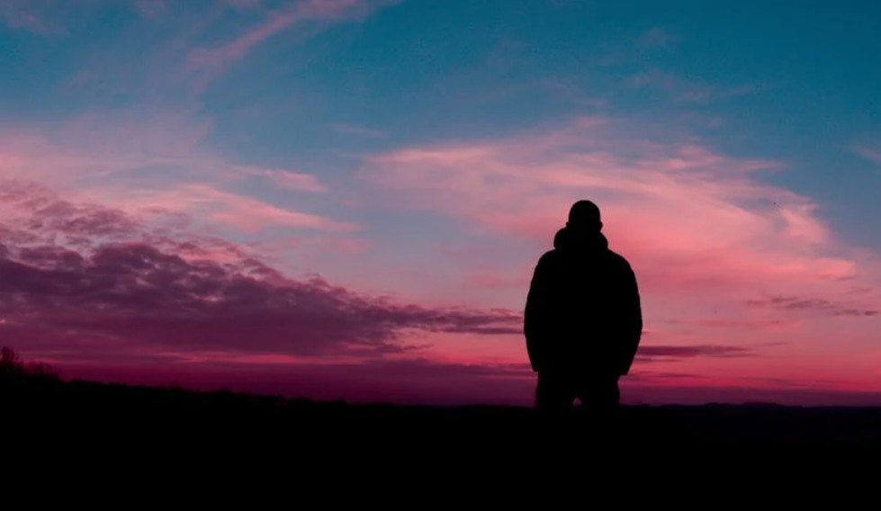 Quando la comunità vince sulla solitudine: il modello svedese che unisce anziani e giovani migranti