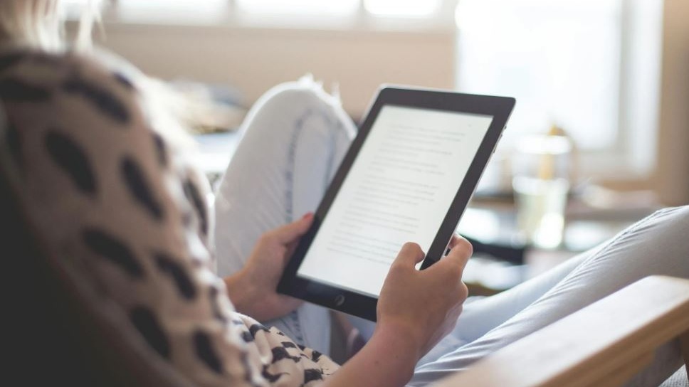 Anche la Francia verso il divieto di accedere ai social media per gli Under-15