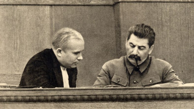 Quando Chruščëv sfidò il mito: settant’anni dopo, il discorso che incrinò l’era Stalin