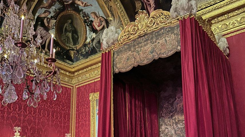 Dai castelli medievali al design moderno, il ritorno sorprendente del letto a baldacchino