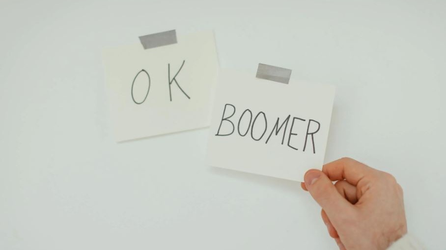 La curatrice 77enne che conquista TikTok parlando come la Gen Z, l’arte diventa virale