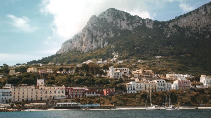 Capri contro l’overtourism, niente IMU a chi affitta casa ai residenti