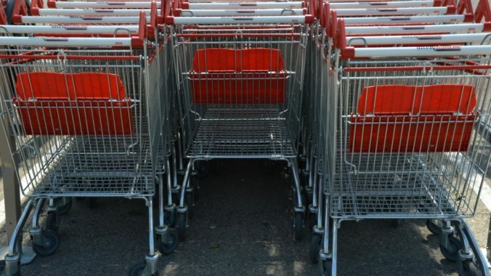 Il carrello della spesa corre più della finanza: perché i prezzi dei supermercati non si fermano