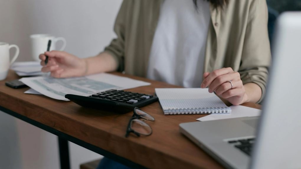 Inflazione ai minimi nel 2025, frena l’Italia, ma il carrello resta sotto osservazione