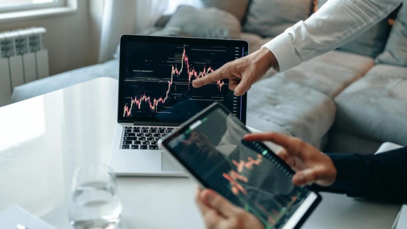 Il mondo brucia, le borse corrono: il paradosso del Nuovo Ordine Mondiale