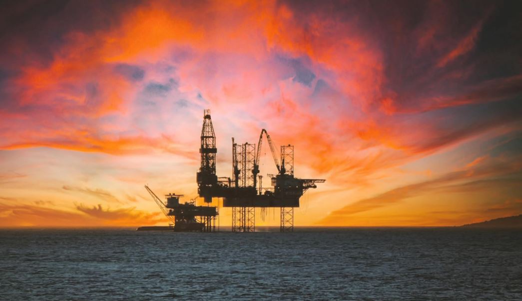 Attacco all'Iran e shock petrolio: cosa rischia l'economia e come investire