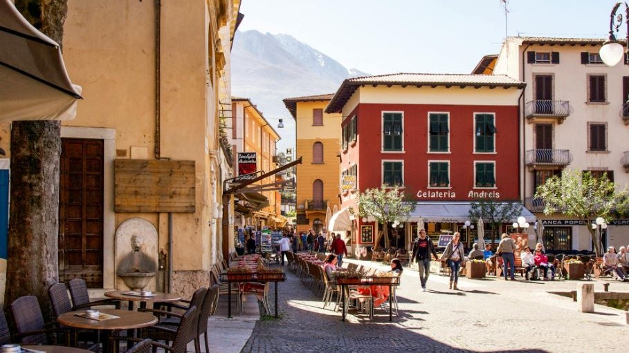 Gli italiani chiedono futuro, ma non lo vedono. I dati ASviS-Piepoli raccontano un Paese sospeso