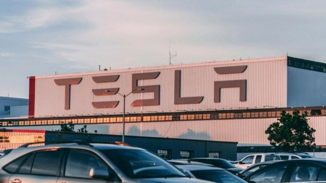 Tesla sposta la sua attenzione sull'Ia e cala il fatturato delle auto