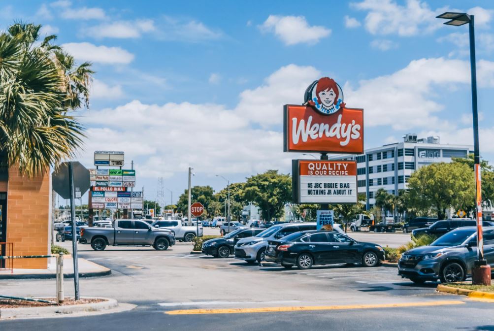 È crisi dal fast food negli Stati Uniti: Wendy's annuncia la chiusura di centinaia di ristoranti