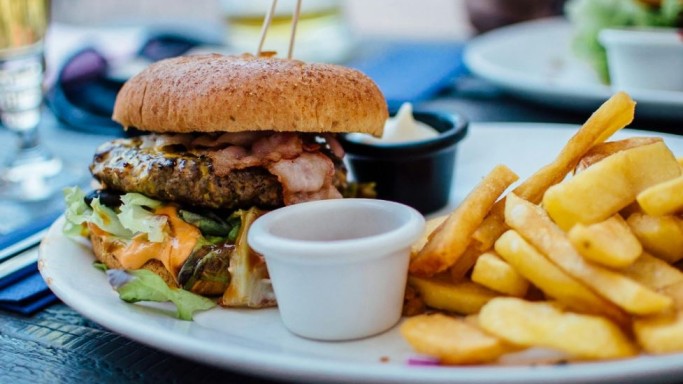 Regno Unito: scatta divieto di pubblicizzare il cibo spazzatura contro l'obesità infantile