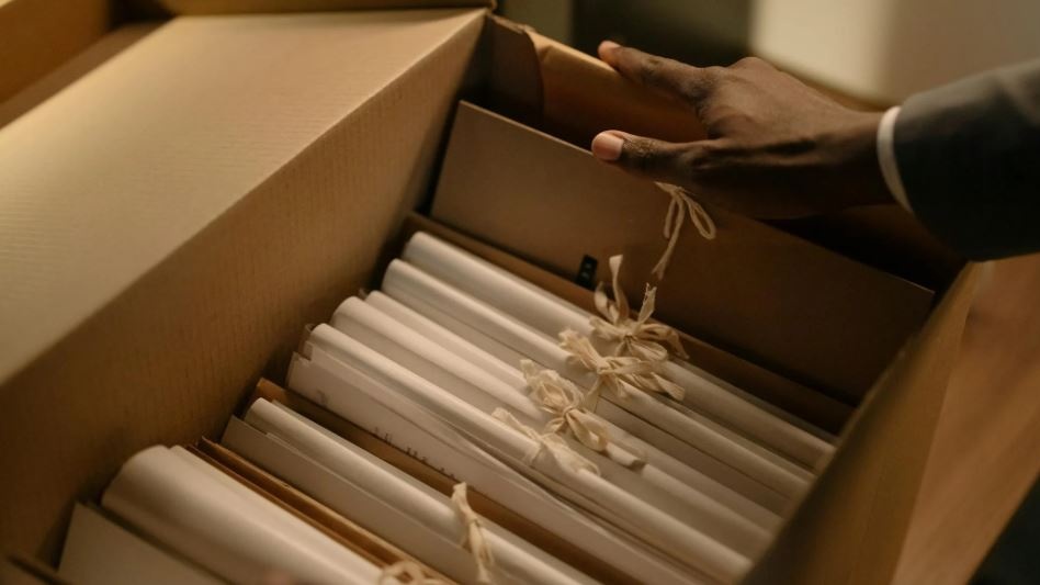 Epstein Files: arresto lampo anche per Mandelson, per lui stesso copione di quello di Andrew