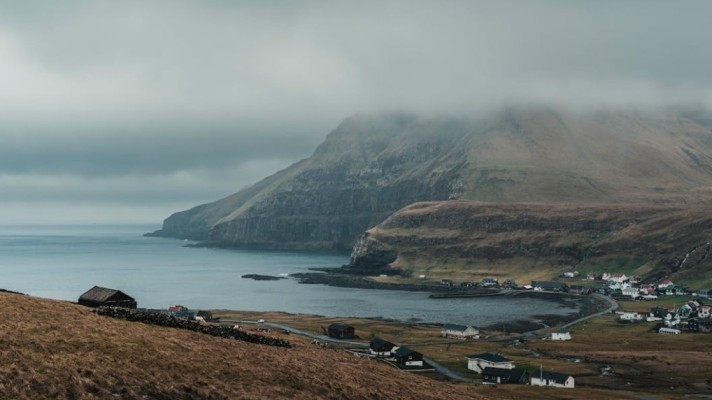 La Groenlandia si muove davvero, l’isola “viaggia” di due centimetri l’anno tra ghiacci e clima