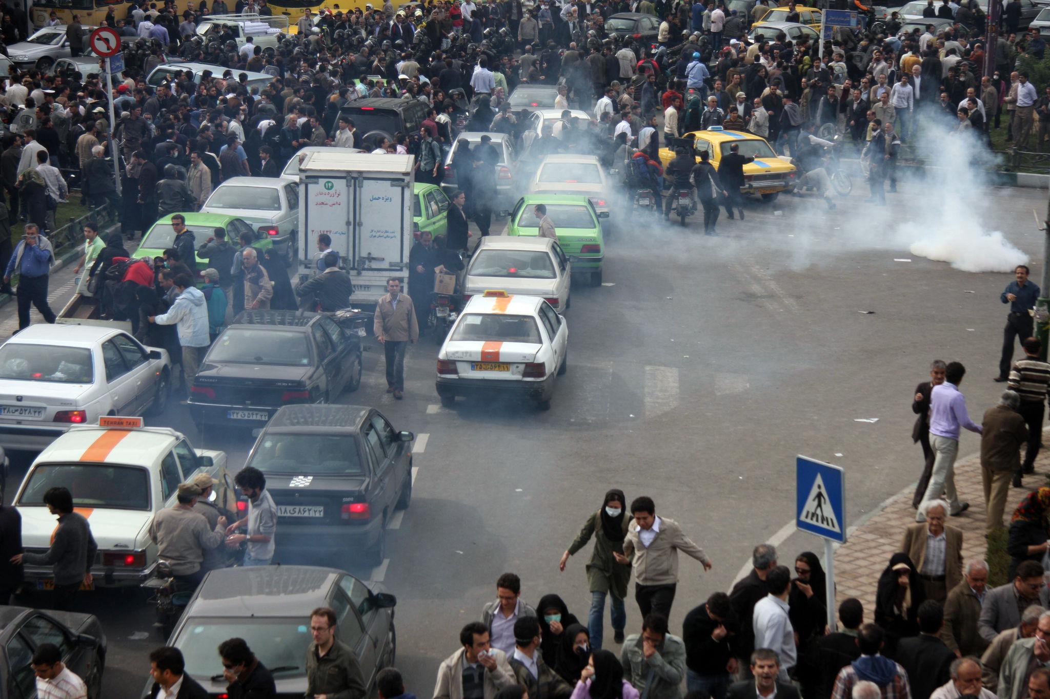 Iran senza Guida Suprema: Teheran tra lutto, proteste e rischio guerra totale