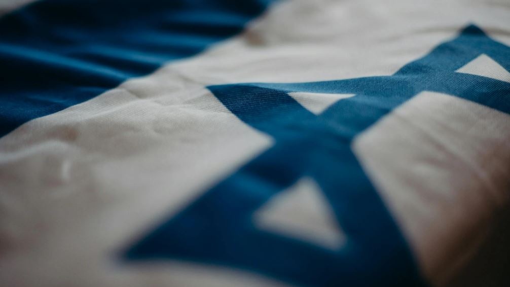 L'ufficio di Netanyahu pubblica foto della First Lady, ma sono ritoccate e scatenano la polemica