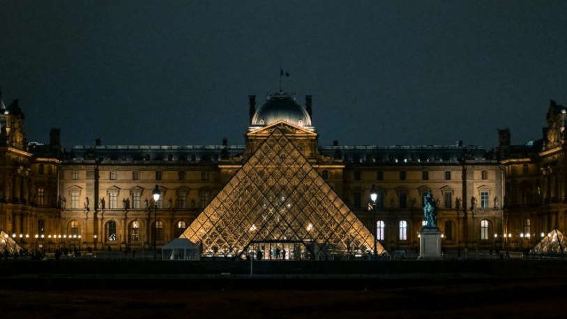 Colpo da film al Louvre, le immagini del furto choc dei gioielli della Corona