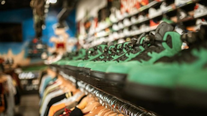 Contro le emissioni di CO2, l'Ue vieterà alle aziende di distruggere calzature e indumenti invenduti