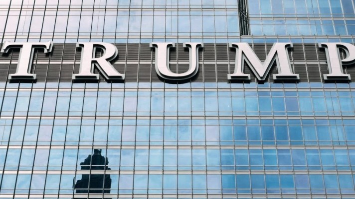 Usa, senza freni l'ego di Trump: dà il suo nome a tutto, dalle navi ai teatri