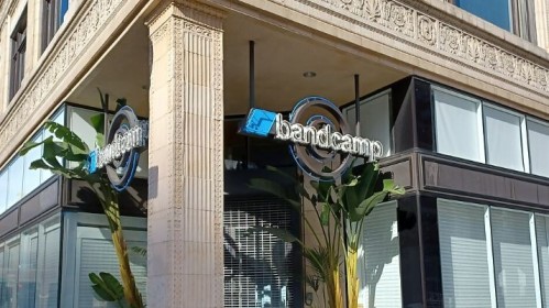 La piattaforma Bandcamp rimuove la musica generata dall'IA