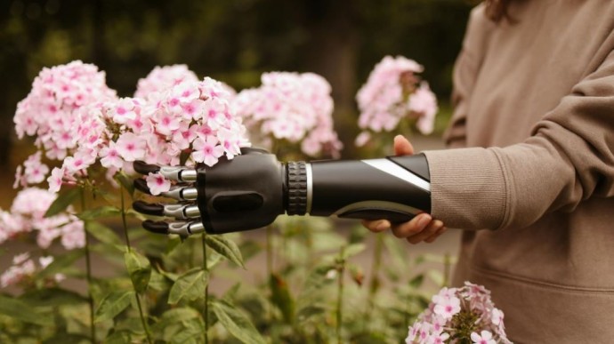 Quando la tecnologia restituisce il tocco, la nuova frontiera delle mani bioniche