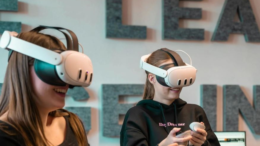 Realtà Aumentata vs Realtà Virtuale: la sfida del futuro tra mondi aumentati e universi virtuali