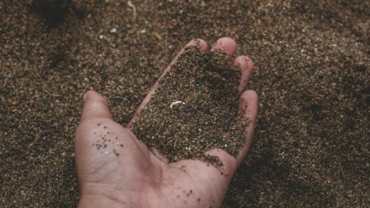 Il suolo è la nostra prima difesa. La scienza che può cambiare agricoltura, clima e politiche ambientali