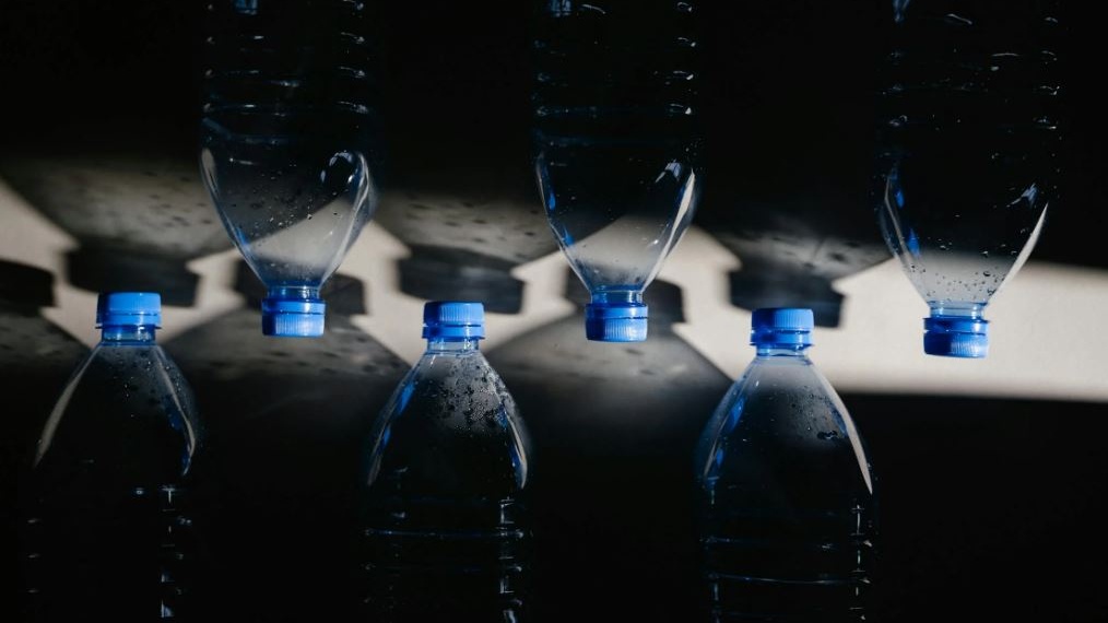 Tappi di bottiglia: l’Europa li incolla, e l’ambiente ringrazia