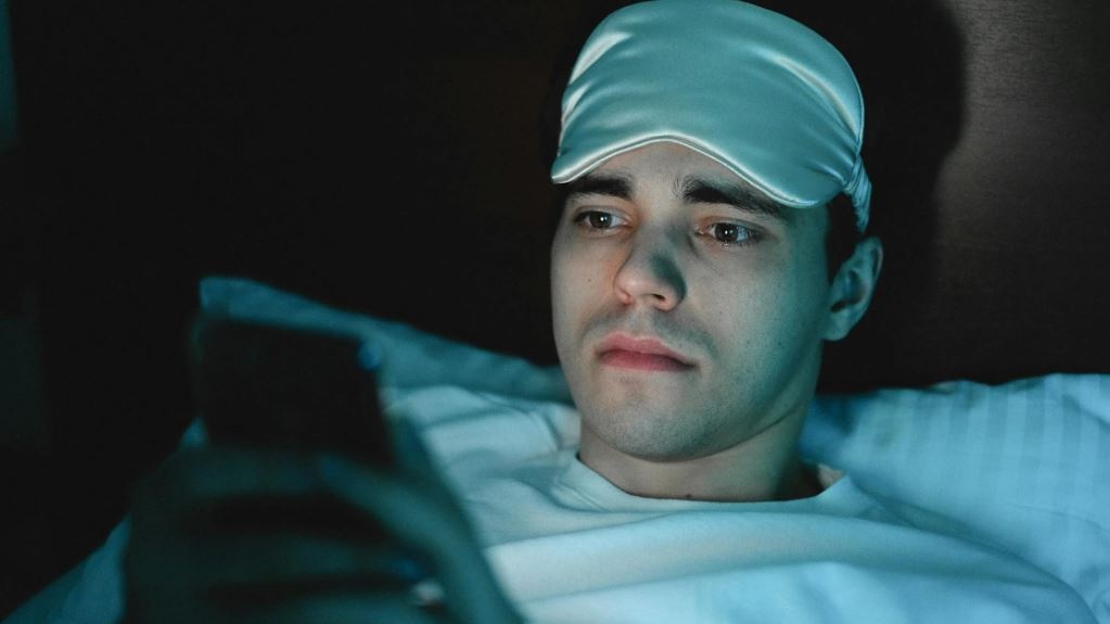 Smartphone e sonno: la luce blu può ritardare l’addormentamento fino a 2 ore