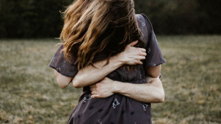 Un gesto antico contro la solitudine moderna