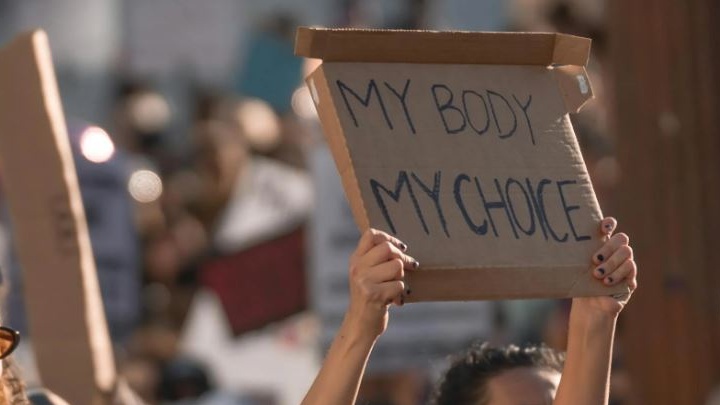 La “campana dei bimbi non nati” divide Sanremo e accende lo scontro politico