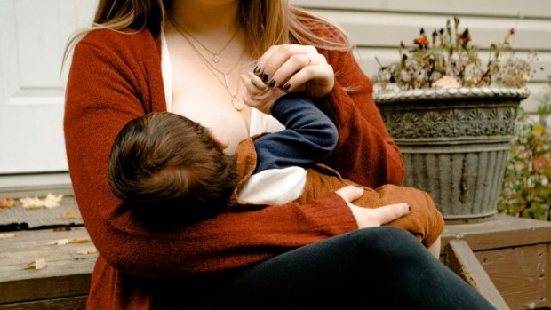 Allattare al seno e per quanto: gli interrogativi delle madri