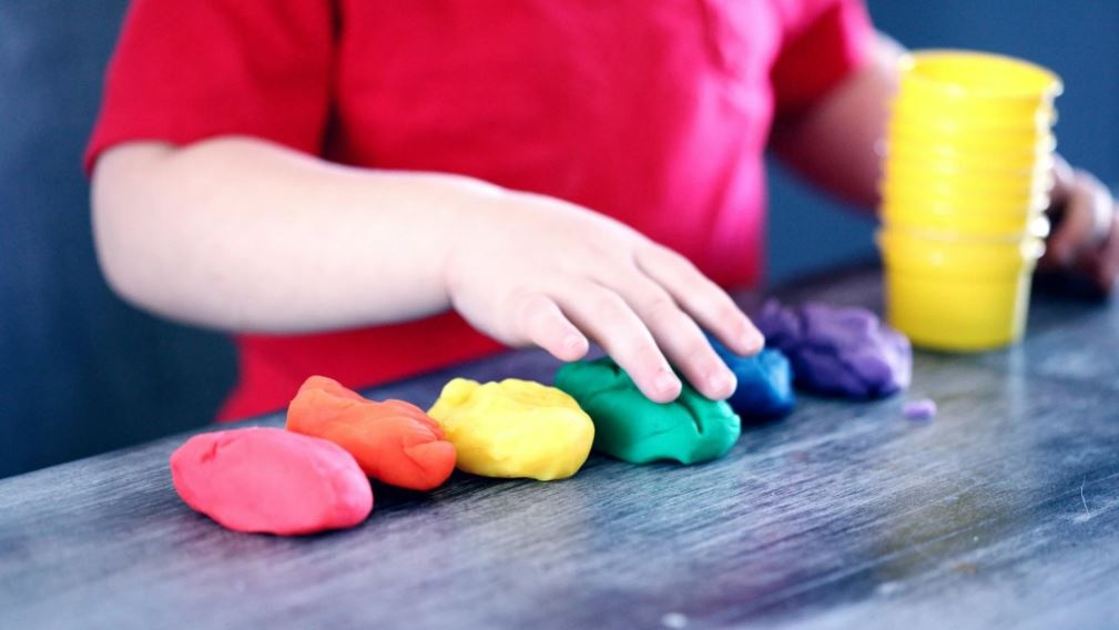 Bambini, il valore del “tempo da soli”: perché la solitudine (giusta) fa crescere autonomia e concentrazione