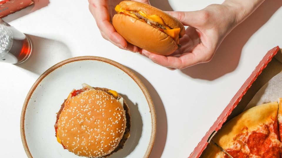 Alimentazione: cibi ultra-processati minaccia per la salute globale