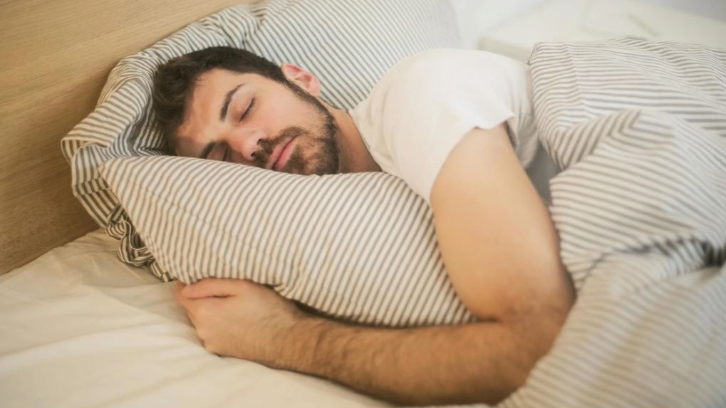 Quel che mangiamo influenza, oltre al sonno, anche i sogni? Uno studio dice di sì