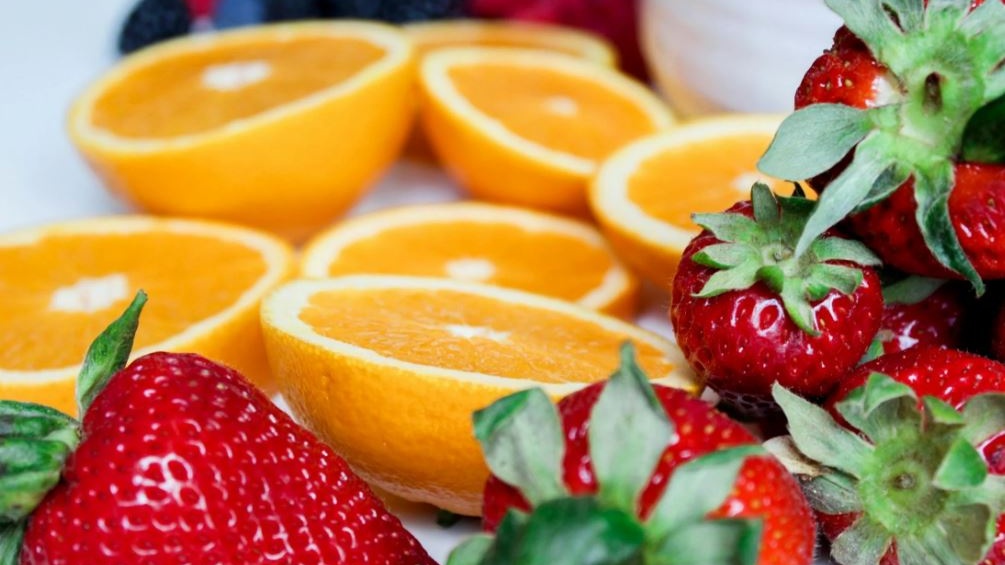 Inquinamento: mangiare più frutta potrebbe aiutare a proteggere i polmoni, soprattutto nelle donne