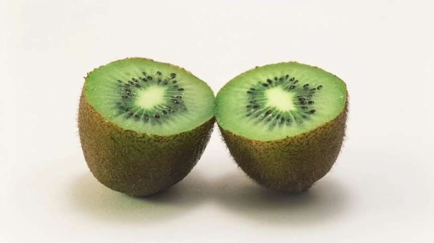 Mangiare kiwi e bere acqua minerale aiuta a sconfiggere la stitichezza