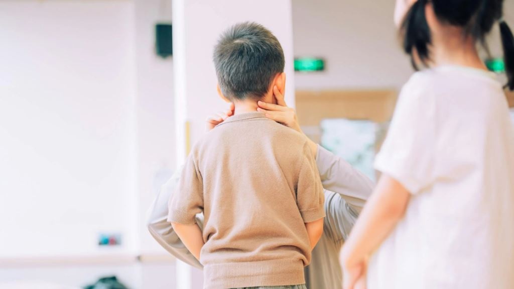 Sclerosi multipla infantile: il virus della “malattia del bacio” tra le cause scatenanti