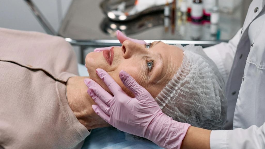 Regno Unito: giro di vite del governo contro eccessi di pratiche estetiche fatte non da medici