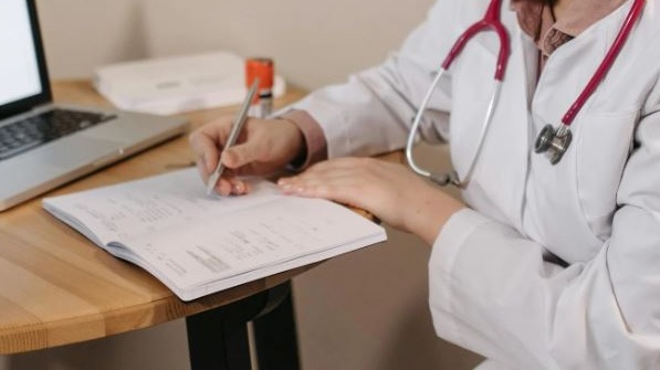 Un tribunale indiano intima ai medici: basta ricette scritte in modo illeggibile