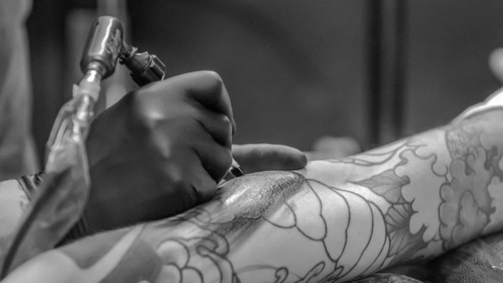 Tatuaggi, arriva consenso informato obbligatorio, svolta del Parlamento su prevenzione melanoma