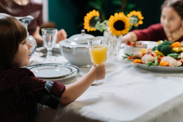 Bambini a tavola, crescere senza aiuto: mangiare da soli accelera lo sviluppo del linguaggio