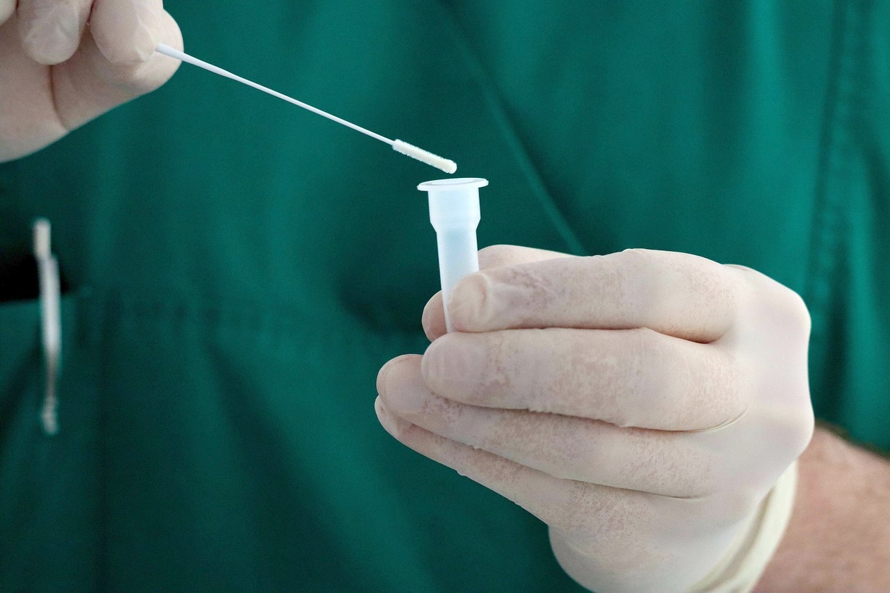 Un tampone per salvare i bambini: nuova frontiera nella diagnosi precoce delle cardiopatie