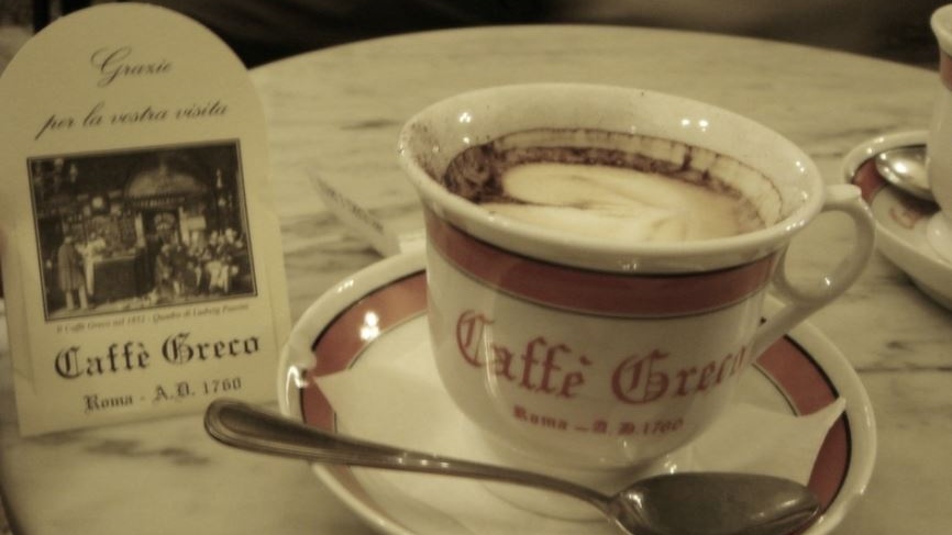 Antico Caffè Greco, la leggenda di Roma chiusa tra sfratti, tesori d’arte e un futuro ancora sospeso