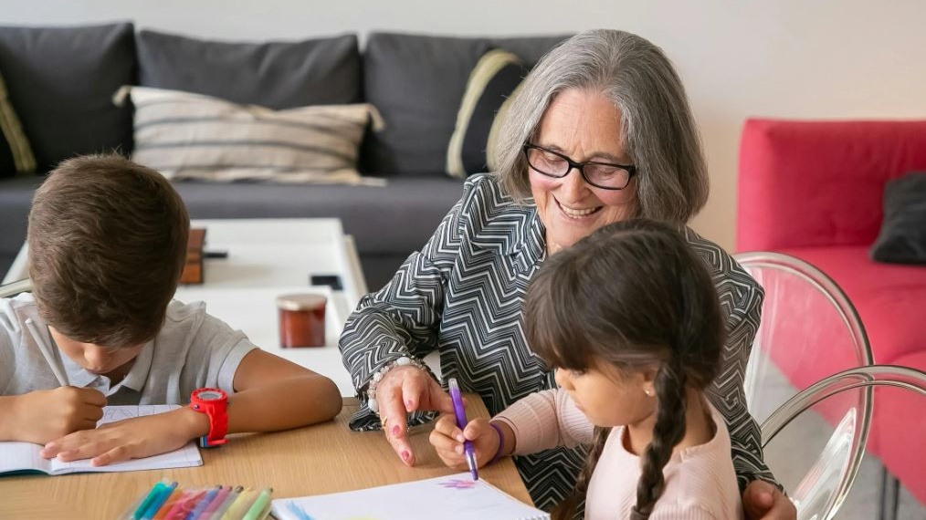 Figli in viaggio, nonni in trincea: così cambia la famiglia italiana