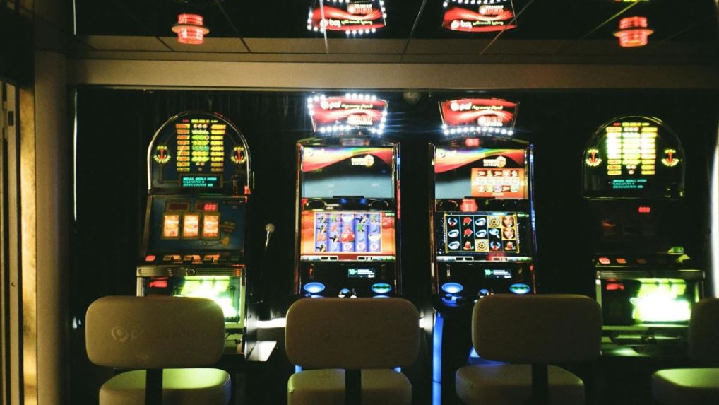 Slot machine: storia, numeri e come funzionano in Italia oggi