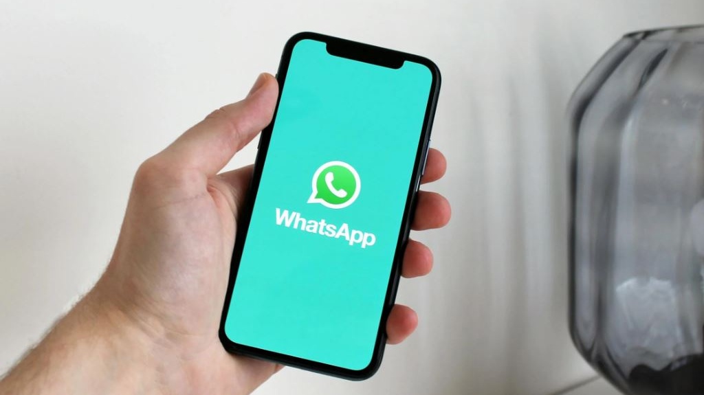 WhatsApp, la bufala eterna della “terza spunta blu”, ecco perché è tornata a circolare