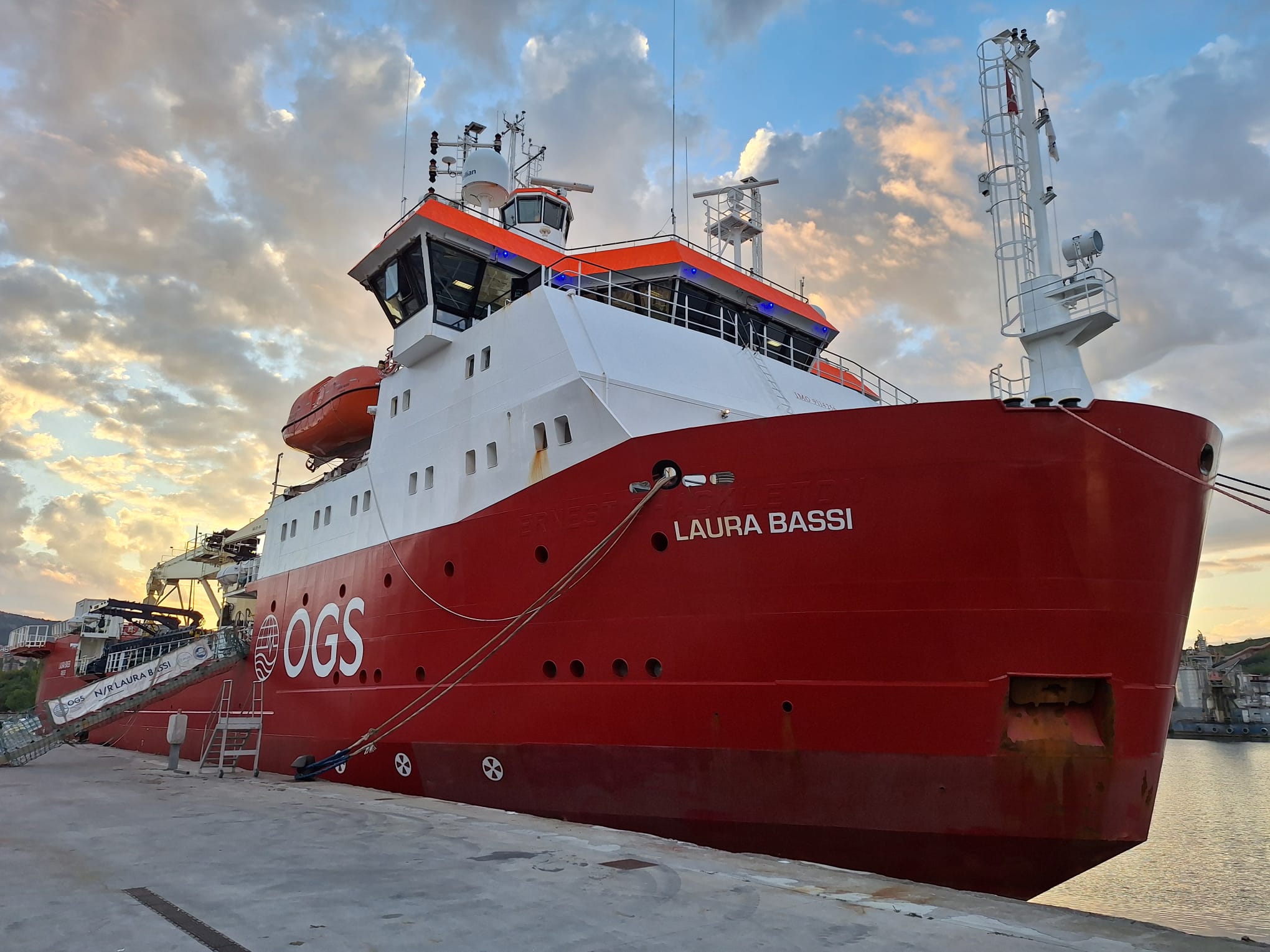 La rompighiaccio Laura Bassi in viaggio verso l’Antartide: a bordo le “memorie del ghiaccio” per il futuro del clima