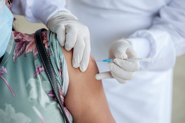 Vaccini, studio del Cnr: l’intervallo tra prima dose e richiamo è decisivo per fermare le epidemie